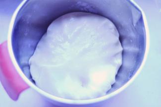 4、搅拌好的面团，用保鲜膜包好，松弛1小时；