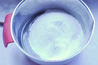 3、筛入中筋粉，用刮刀继续搅拌均匀；