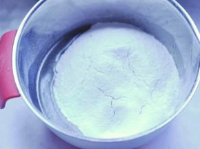 3、筛入中筋粉，用刮刀继续搅拌均匀；