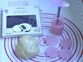 5、准备好模具馅料准备包月饼了
