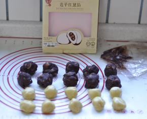 6、将豆沙分成30克的14个，面团20克的也是16个；