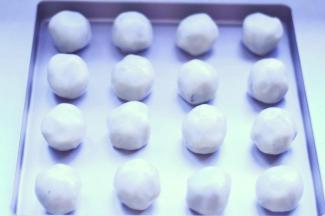 9、将包好的月饼胚摆入烤盘内，这样就省去压好以后移盘的麻烦