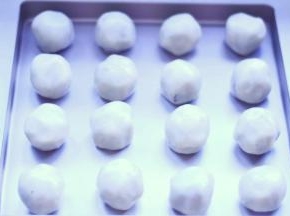 9、将包好的月饼胚摆入烤盘内，这样就省去压好以后移盘的麻烦