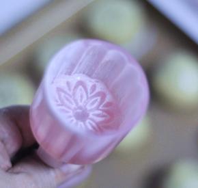 10、先将月饼模具里撒点面粉，在倒出来，这样方便脱模