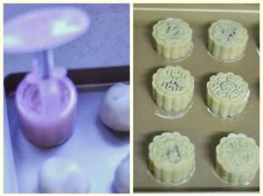 11、将月饼模倒扣在有月饼胚的金盘上，用力按手柄压出花纹、然后提起模具。