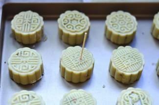 12、 给压好花纹的月饼上用牙签扎几个小洞，