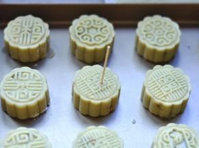 12、 给压好花纹的月饼上用牙签扎几个小洞，