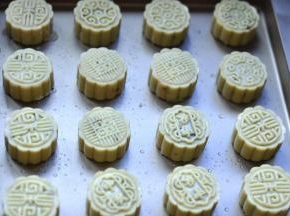 13、入炉前给月饼上方20cm处喷一些水，烤箱上下火200预热10分钟，烤5分钟，