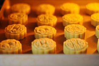 15、送回烤箱上下火180度，继续烤15分钟；也要随时观察月饼的上色情况