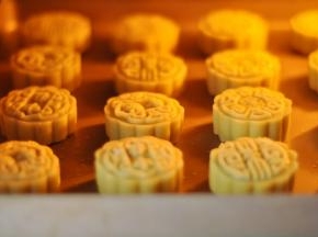 15、送回烤箱上下火180度，继续烤15分钟；也要随时观察月饼的上色情况