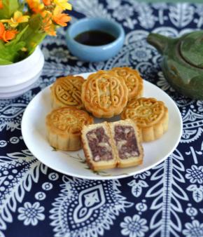 16、当听到烤箱发出滴的声音，美味、香甜的豆沙莲子月饼就做好了，