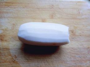 将莲藕去皮，洗干净。