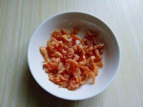 虾皮(也叫开洋)冷水冲洗干净，冷水泡10分钟。