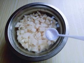 将切好的藕丁盐水泡10分钟。