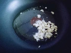 起油锅，加入切好的蒜末炒香。