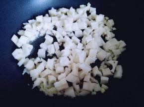 加入切好的藕丁。