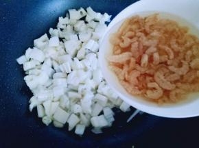 再加入泡发的虾皮。
