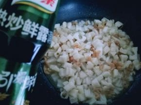 加入鲜露，翻炒均匀，将莲藕炒熟关火。