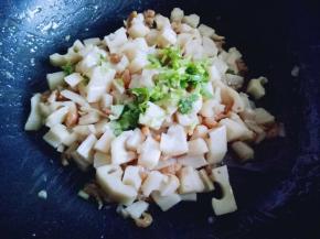 加入香菜末。