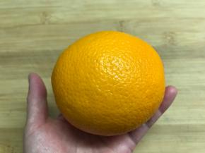 橙子表面彻底清洗干净。