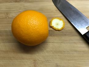 橙子底部切掉一小片，方便竖立。