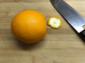 橙子底部切掉一小片，方便竖立。