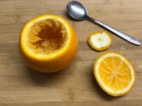 把橙子的果肉挖出。