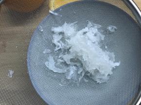 泡好的燕窝沥干水份。