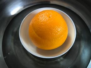 然后把橙子放入碗中。