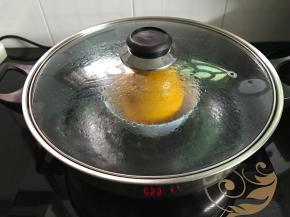 入蒸锅隔水蒸30分钟即可。