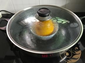 入蒸锅隔水蒸30分钟即可。