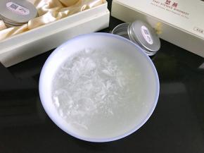 燕窝先用水泡一下。