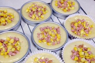 继续放上玉米粒和香肠粒。