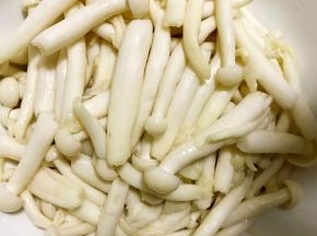 5.捞出沥干水份装盘备用