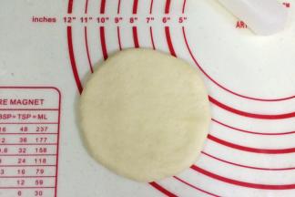 松弛完毕后，把面团擀成圆饼状。