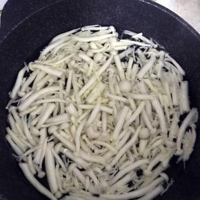 4.锅中加入适量水，煮沸后倒入白玉菇煮熟