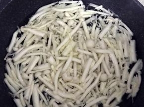 4.锅中加入适量水，煮沸后倒入白玉菇煮熟