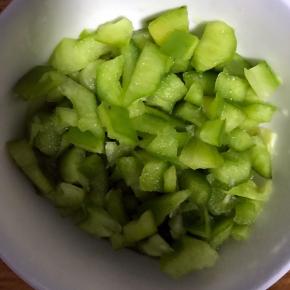 3.青椒洗净切小块装盘备用