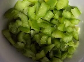 3.青椒洗净切小块装盘备用