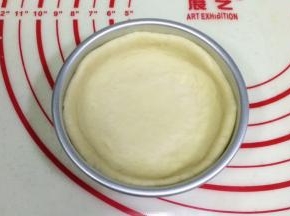 放入圆形汉堡模中，用手按压成中间薄圆周边厚。（模具要刷上一层食用油，便于脱模）