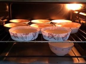 入烤箱内进行二次发酵，在烤箱底下放一碗热水保持湿度，约发至两倍大。