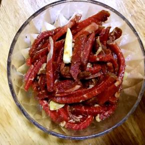 1.牛肉切丝，加入淀粉，料酒，生抽，蒜，十三香，盐抓拌均匀，腌制半小时