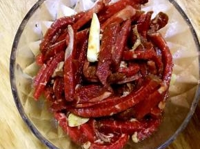 1.牛肉切丝，加入淀粉，料酒，生抽，蒜，十三香，盐抓拌均匀，腌制半小时