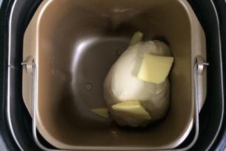 约揉至15分钟，面团成型后加入黄油。