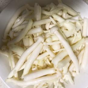 2.白玉菇洗净装盘备用