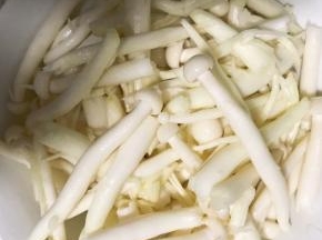 2.白玉菇洗净装盘备用