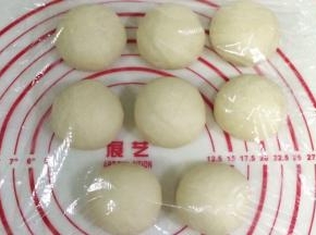发好的面团取出排气，平均分成8份，滚圆松弛15分钟。（盖好保鲜膜）