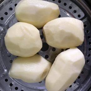 1.土豆削皮洗净，蒸锅蒸熟