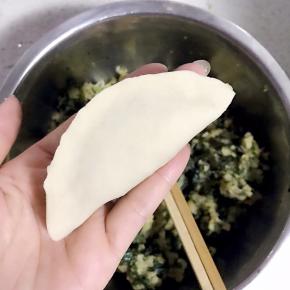 9.封口捏合即可，不用捏什么花样，因为莜面不好成型