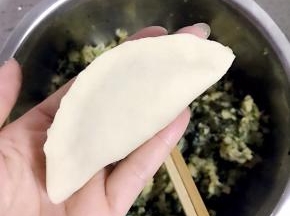 9.封口捏合即可，不用捏什么花样，因为莜面不好成型